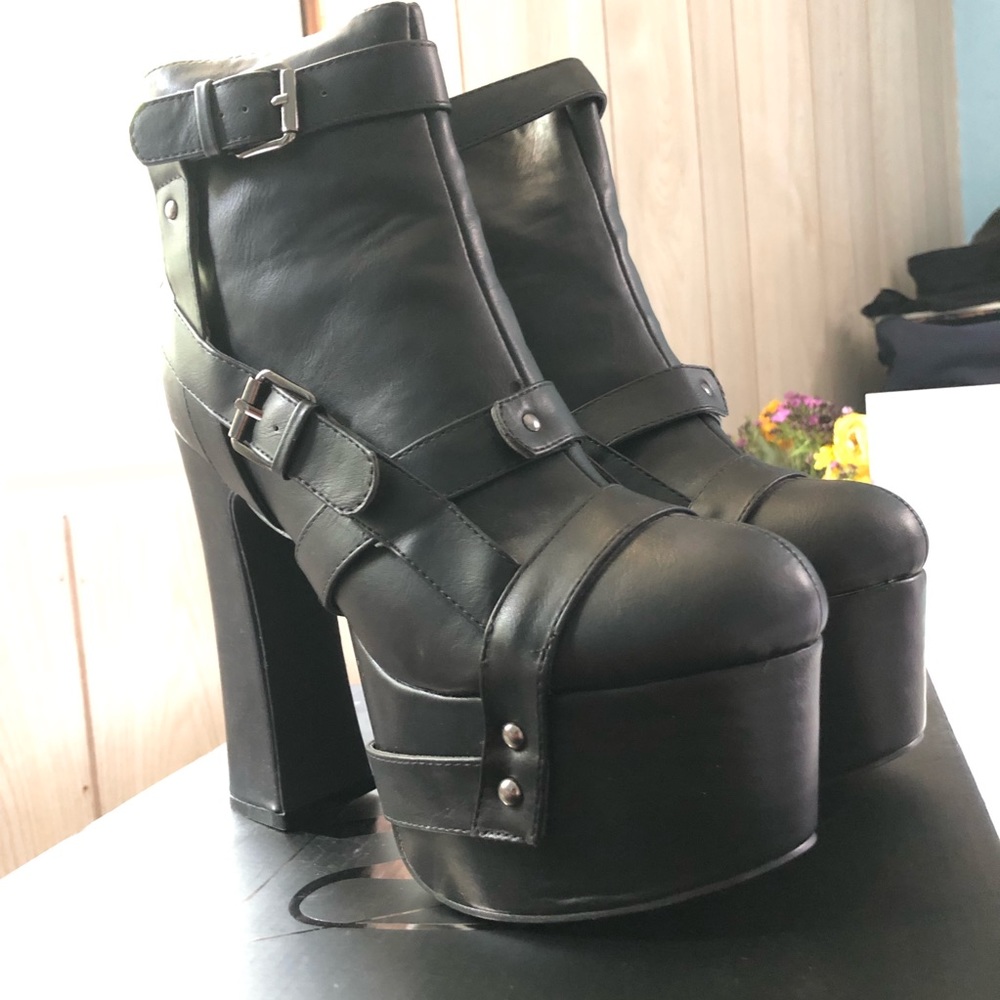 YRU Stardust Bondage Boots